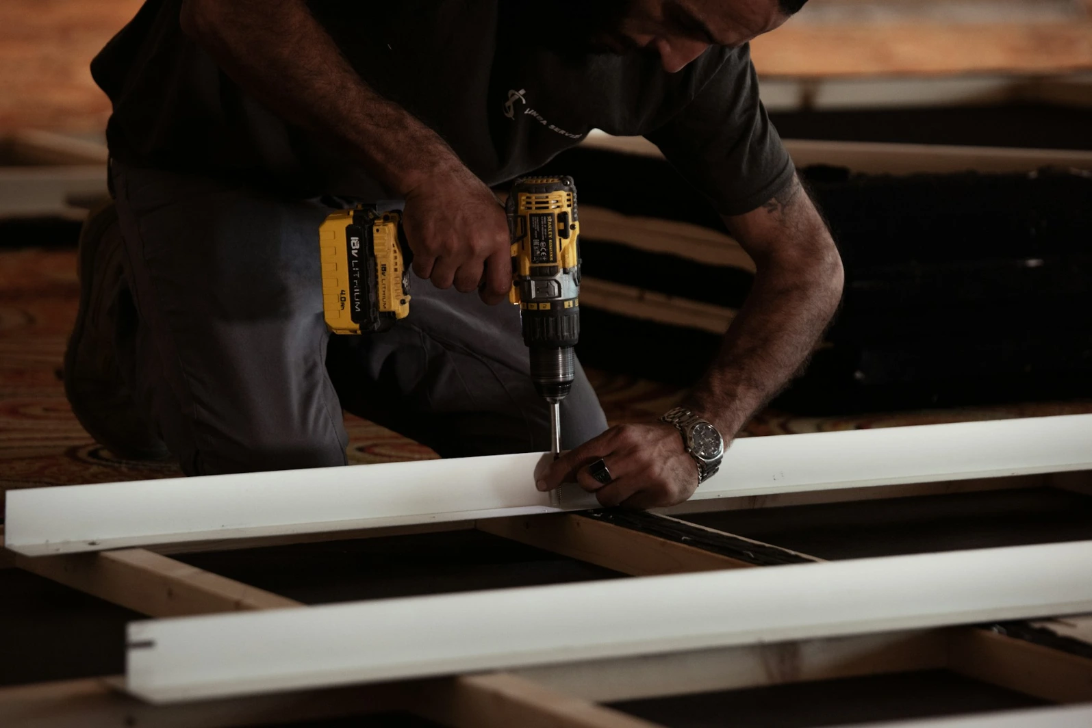 Hombre trabajando Odoo ERP